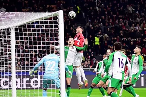 37 ثانية كانت كافية.. خيمينيز يقسو على فينورد بقميص ميلان (فيديو)